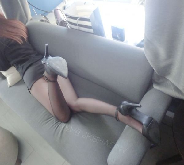 美女在床上打扑克